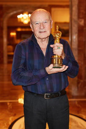 Volker Schlöndorff beim Photocall anlässlich der aufwendig in 4K restaurierten Neufassung des Films Die Blechtrommel ( The Tin Drum ) im Regent Hotel in Berlin. Am 14. April 1980 wurde Schlöndorffs Verfilmung des gleichnamigen Romans von Günter Grass mit einem Oscar als Bester fremdsprachiger Film ausgezeichnet - der erste Academy Award für Deutschland überhaupt! Genau 40 Jahre später, d.h. am 14. April 2020 bringt STUDIOCANAL die meisterhafte Literaturverfilmung als bundesweites Kinoevent zum Oscar-Jubiläum zurück auf die große Leinwand. Copyright: xEventpressxGolejewskix