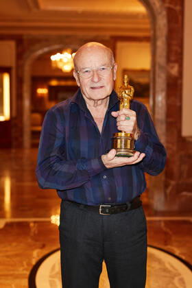 Volker Schlöndorff beim Photocall anlässlich der aufwendig in 4K restaurierten Neufassung des Films Die Blechtrommel ( The Tin Drum ) im Regent Hotel in Berlin. Am 14. April 1980 wurde Schlöndorffs Verfilmung des gleichnamigen Romans von Günter Grass mit einem Oscar als Bester fremdsprachiger Film ausgezeichnet - der erste Academy Award für Deutschland überhaupt! Genau 40 Jahre später, d.h. am 14. April 2020 bringt STUDIOCANAL die meisterhafte Literaturverfilmung als bundesweites Kinoevent zum Oscar-Jubiläum zurück auf die große Leinwand. Copyright: xEventpressxGolejewskix