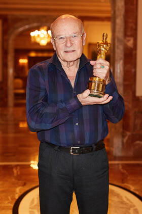 Volker Schlöndorff beim Photocall anlässlich der aufwendig in 4K restaurierten Neufassung des Films Die Blechtrommel ( The Tin Drum ) im Regent Hotel in Berlin. Am 14. April 1980 wurde Schlöndorffs Verfilmung des gleichnamigen Romans von Günter Grass mit einem Oscar als Bester fremdsprachiger Film ausgezeichnet - der erste Academy Award für Deutschland überhaupt! Genau 40 Jahre später, d.h. am 14. April 2020 bringt STUDIOCANAL die meisterhafte Literaturverfilmung als bundesweites Kinoevent zum Oscar-Jubiläum zurück auf die große Leinwand. Copyright: xEventpressxGolejewskix