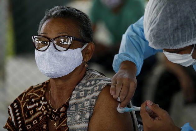 (210323) -- BRASILIA, March 23, 2021 -- A senior citizen receives a dose of Chinese-developed COVID-19 vaccine in Brasilia, Brazil, on March 22, 2021. Brazil on Monday said 1,383 more people died from the novel coronavirus disease in the previous 24 hours, raising the national death toll to 295,425. According to the Ministry of Health, tests detected 49,293 new cases, bringing the nationwide count to 12,047,526. Brazil is one of the countries hardest hit by the virus worldwide in terms of both deaths and cases, second only to the United States. (Photo by Xinhua) BRAZIL-12 MLN COVID-19 CASES LucioxTavora