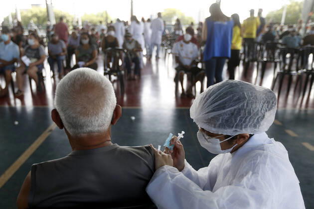 (210323) -- BRASILIA, March 23, 2021 -- A senior citizen receives a dose of Chinese-developed COVID-19 vaccine in Brasilia, Brazil, on March 22, 2021. Brazil on Monday said 1,383 more people died from the novel coronavirus disease in the previous 24 hours, raising the national death toll to 295,425. According to the Ministry of Health, tests detected 49,293 new cases, bringing the nationwide count to 12,047,526. Brazil is one of the countries hardest hit by the virus worldwide in terms of both deaths and cases, second only to the United States. (Photo by Xinhua) BRAZIL-12 MLN COVID-19 CASES LucioxTavora