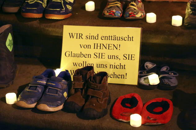 Aus Protest gegen erneute Schulschließungen haben Eltern Kinderschuhe, Plakate und Banner vor dem Rathaus Görlitz abgelegt. Görlitz, .22.03.2021