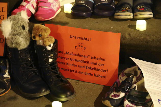 Aus Protest gegen erneute Schulschließungen haben Eltern Kinderschuhe, Plakate und Banner vor dem Rathaus Görlitz abgelegt. Görlitz, .22.03.2021