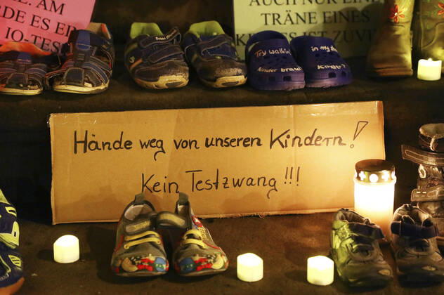 Aus Protest gegen erneute Schulschließungen haben Eltern Kinderschuhe, Plakate und Banner vor dem Rathaus Görlitz abgelegt. Görlitz, .22.03.2021