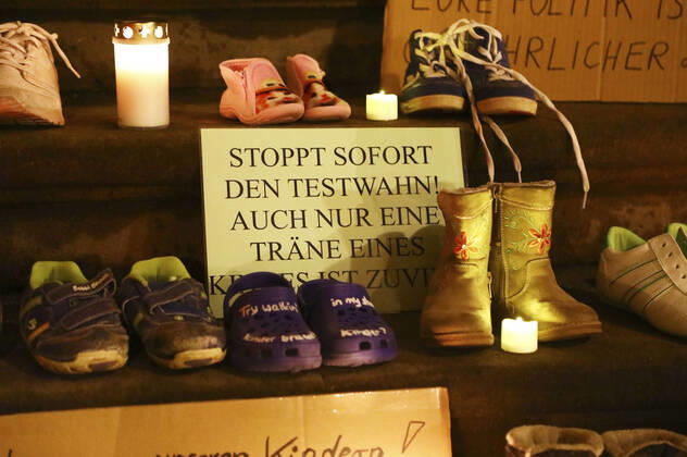 Aus Protest gegen erneute Schulschließungen haben Eltern Kinderschuhe, Plakate und Banner vor dem Rathaus Görlitz abgelegt. Görlitz, .22.03.2021