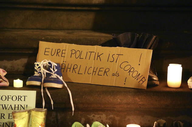 Aus Protest gegen erneute Schulschließungen haben Eltern Kinderschuhe, Plakate und Banner vor dem Rathaus Görlitz abgelegt. Görlitz, .22.03.2021