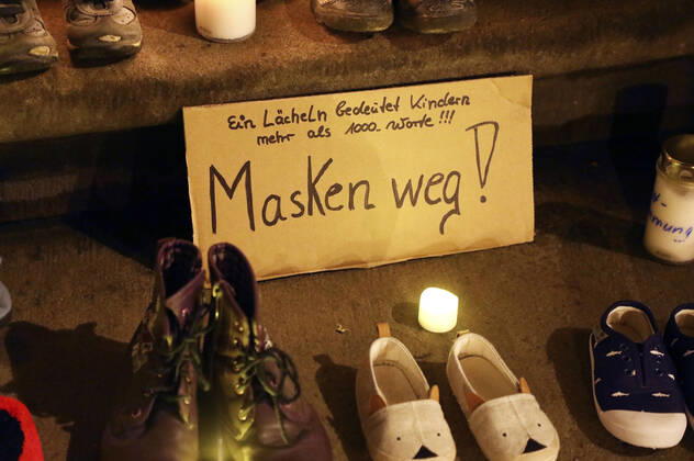 Aus Protest gegen erneute Schulschließungen haben Eltern Kinderschuhe, Plakate und Banner vor dem Rathaus Görlitz abgelegt. Görlitz, .22.03.2021