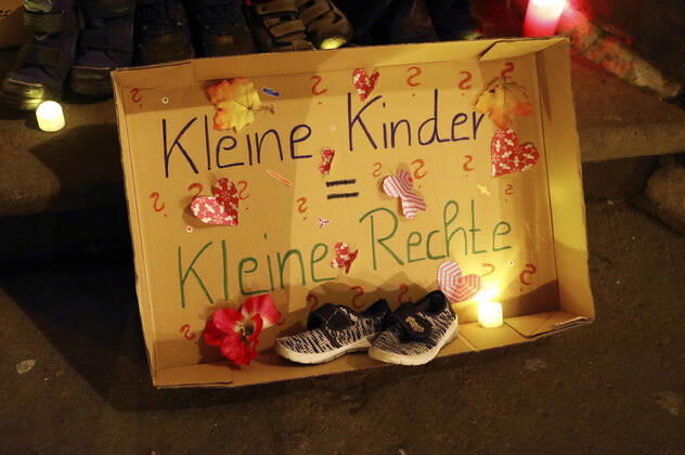 Aus Protest gegen erneute Schulschließungen haben Eltern Kinderschuhe, Plakate und Banner vor dem Rathaus Görlitz abgelegt. Görlitz, .22.03.2021