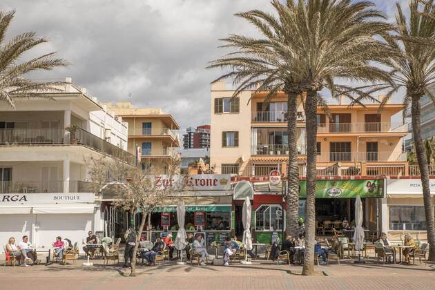 March 22, 2021, Mallorca, Spain: German tourists sitting in the known bar Zur Krone & Krone Stube enjoying a drink in the sun at Playa de Palma in Mallorca. Spain - ZUMAm210 20210322_ztp_m210_002 Copyright: xJohn-PatrickxMorarescux