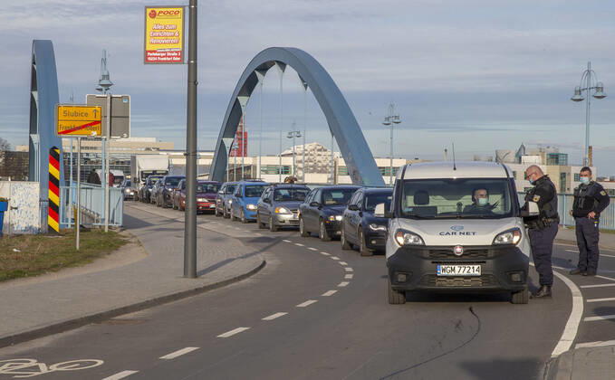 Frankfurt (Oder), 22.03.2021 - Grenzuebergang - Stadtbruecke Frankfurt (Oder) Einreisende aus der Republik Polen nach Deutschland nur mit gueltigen negativen Coronanachweis. Im Bild kontrolliert die Bundespolizei die Fahrzeuge und Personen.