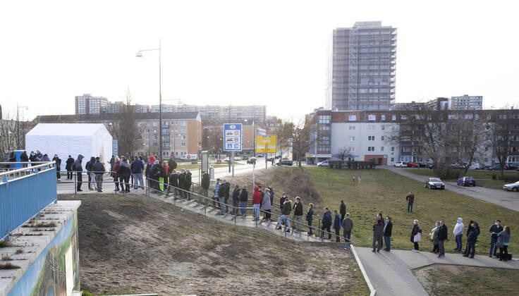 Frankfurt (Oder), 22.03.2021 - Grenzuebergang - Stadtbruecke -Teststation Einreisende aus Polen nach Deutschland nur noch mit gueltigen negativen Coronanachweis. Im Bild warten vornehmlich Grenzpendler, um einen Corona-Test durchfüehren zu lassen.