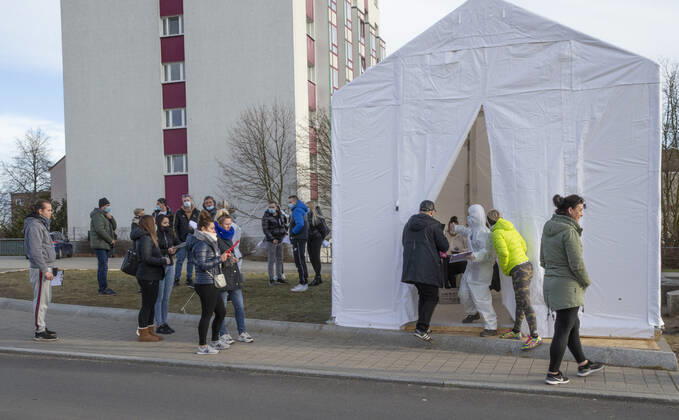 Frankfurt (Oder), 22.03.2021 - Grenzuebergang - Stadtbruecke -Teststation Einreisende aus Polen nach Deutschland nur noch mit gueltigen negativen Coronanachweis. Im Bild: das Testzentrum, hier werden von der deutsch-ponischen Gesundheitsfirma Brandmed die Tests durchgefuehrt. Von den Testpersonen wurde eine Gebühr von 23 â‚¬ oder 100 Sloty verlangt. Das führte zu Irretationen bei den Betroffenen, denn nach Angaben des Brandenburgischen Innenministerium, sollten die Kosten für die Tests übernommen werden. Fuer die Grenzpendler sind in der Woche zwei Corona - Testnachweise nötig. Für einen Test pro Woche werden die Kosten fuer jene uebernommen, die sozialversicherungspflichtig in Brandenburg sind.