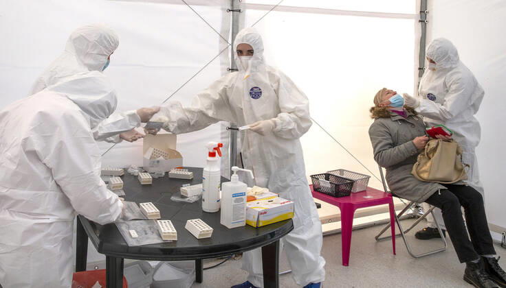Frankfurt (Oder), 22.03.2021 - Grenzuebergang - Stadtbruecke -Teststation Einreisende aus Polen nach Deutschland nur noch mit gueltigen negativen Coronanachweis. Im Bild: werden von der deutsch-ponischen Gesundheitsfirma Brandmed Corona -Tests durchgefuehrt. Von den Testpersonen wurde eine Gebühr von 23 â‚¬ oder 100 Sloty verlangt. Das führte zu Irretationen bei den Betroffenen, denn nach Angaben des Brandenburgischen Innenministerium, sollten die Kosten für die Tests übernommen werden. Fuer die Grenzpendler sind in der Woche zwei Corona - Testnachweise nötig. Für einen Test pro Woche werden die Kosten fuer jene uebernommen, die sozialversicherungspflichtig in Brandenburg sind.