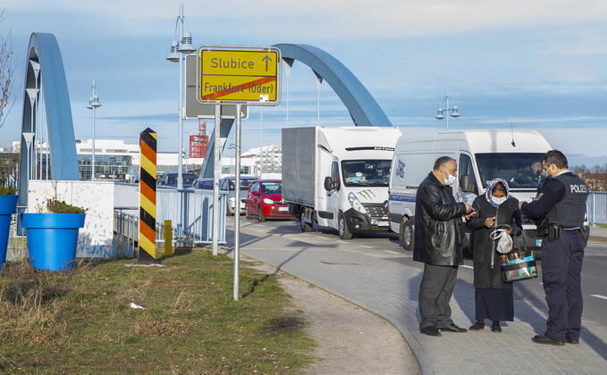 Frankfurt (Oder), 22.03.2021 - Grenzuebergang - Stadtbruecke Frankfurt (Oder) Einreisende aus Polen nach Deutschland nur mit gueltigen negativen Coronanachweis. Im Bild kontrolliert die Bundespolizei aus Polen kommende Personen.