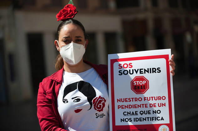 March 23, 2021, Malaga, Spain: A protester wearing a mask holds a placard at Plaza de la Constitucion square during the demonstration..Employees from S.O.S Souvenirs association in Malaga, who work in tourists stores of souvenirs, demand the Spanish government sector survival facing fall incomes due to coronavirus pandemic. Many tourist stores and shops have had to close after restrictions of tourist sector and arrivals of tourists in Spain. Malaga Spain - ZUMAs197 20210323_zaa_s197_015 Copyright: xJesusxMeridax