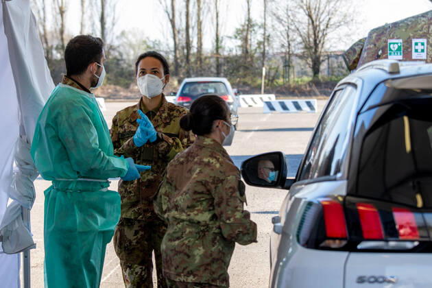 Milan, people queuing in cars for anti Covid vaccines at the drive-thru point in via Novara managed by the army Editorial Usage Only Copyright: xMASSIMOxALBERICOx xIPAx