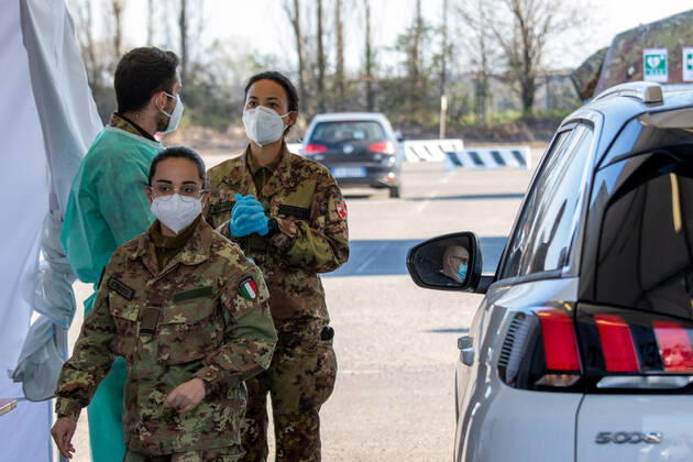 Milan, people queuing in cars for anti Covid vaccines at the drive-thru point in via Novara managed by the army Editorial Usage Only Copyright: xMASSIMOxALBERICOx xIPAx