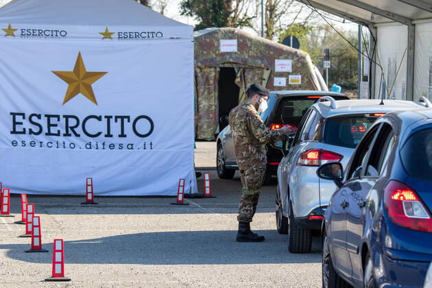 Milan, people queuing in cars for anti Covid vaccines at the drive-thru point in via Novara managed by the army Editorial Usage Only Copyright: xMASSIMOxALBERICOx xIPAx