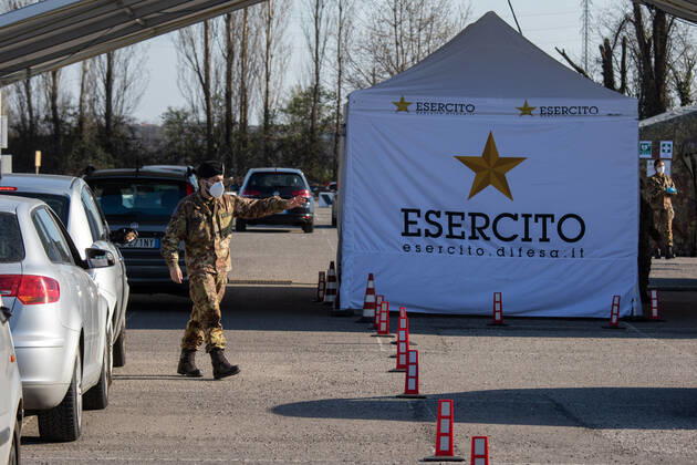 Milan, people queuing in cars for anti Covid vaccines at the drive-thru point in via Novara managed by the army Editorial Usage Only Copyright: xMASSIMOxALBERICOx xIPAx