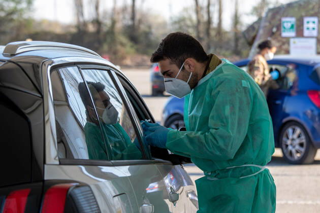 Milan, people queuing in cars for anti Covid vaccines at the drive-thru point in via Novara managed by the army Editorial Usage Only Copyright: xMASSIMOxALBERICOx xIPAx