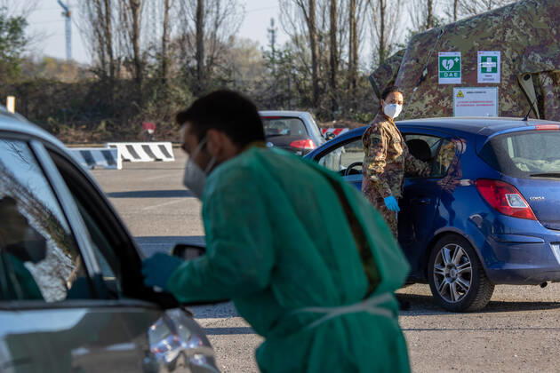 Milan, people queuing in cars for anti Covid vaccines at the drive-thru point in via Novara managed by the army Editorial Usage Only Copyright: xMASSIMOxALBERICOx xIPAx