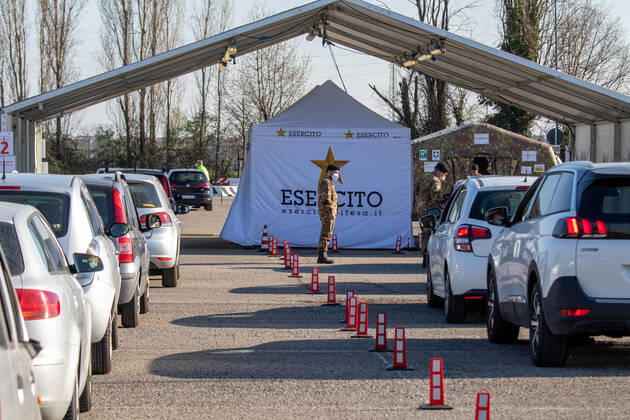 Milan, people queuing in cars for anti Covid vaccines at the drive-thru point in via Novara managed by the army Editorial Usage Only Copyright: xMASSIMOxALBERICOx xIPAx