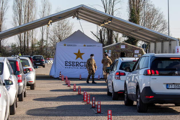Milan, people queuing in cars for anti Covid vaccines at the drive-thru point in via Novara managed by the army Editorial Usage Only Copyright: xMASSIMOxALBERICOx xIPAx