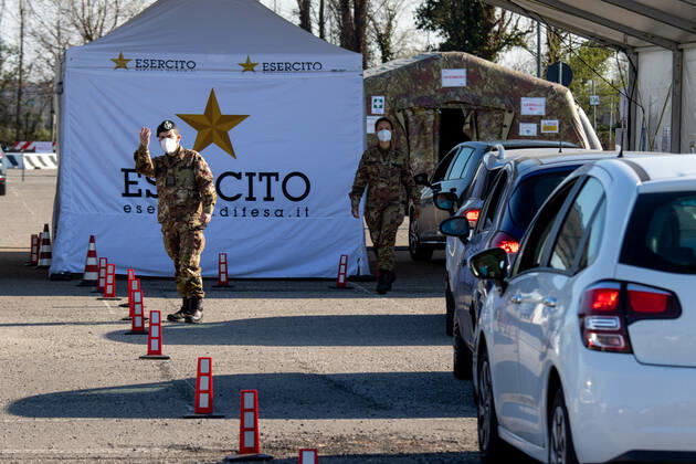 Milan, people queuing in cars for anti Covid vaccines at the drive-thru point in via Novara managed by the army Editorial Usage Only Copyright: xMASSIMOxALBERICOx xIPAx