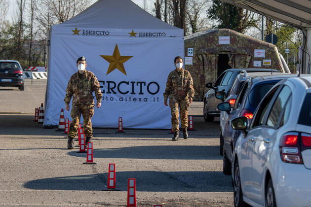 Milan, people queuing in cars for anti Covid vaccines at the drive-thru point in via Novara managed by the army Editorial Usage Only Copyright: xMASSIMOxALBERICOx xIPAx