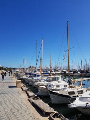 Themenfoto: Reisen, Corona, Mallorca, 23.03.2021 Nur einzelne Besucher schlendern durch den Hafen von Palma de Malorca, Themenfoto: Reisen, Corona, Mallorca - Copyright: xAugstx xEibner-Pressefotox EP_jat