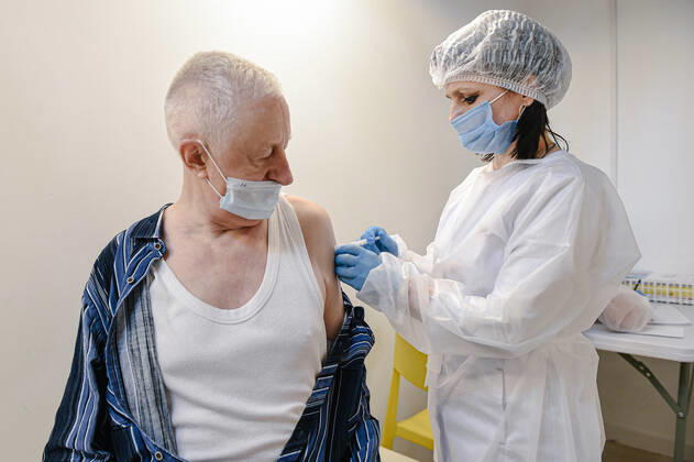 (210323) -- MOSCOW, March 23, 2021 -- A man receives the COVID-19 vaccine in Moscow, Russia, on March 23, 2021. Russia reported 8,457 COVID-19 cases over the last 24 hours, the lowest daily tally since September last year, bringing the cumulative count to 4,474,610, the official monitoring and response center said Tuesday. ) RUSSIA-MOSCOW-COVID-19-VACCINATION EvgenyxSinitsyn