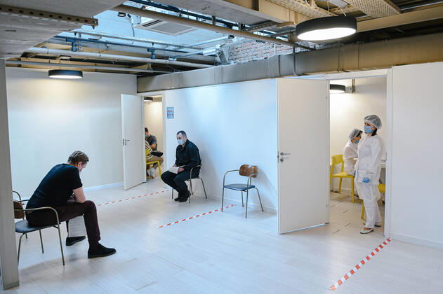 (210323) -- MOSCOW, March 23, 2021 -- People wait to receive the COVID-19 vaccine in Moscow, Russia, on March 23, 2021. Russia reported 8,457 COVID-19 cases over the last 24 hours, the lowest daily tally since September last year, bringing the cumulative count to 4,474,610, the official monitoring and response center said Tuesday. ) RUSSIA-MOSCOW-COVID-19-VACCINATION EvgenyxSinitsyn