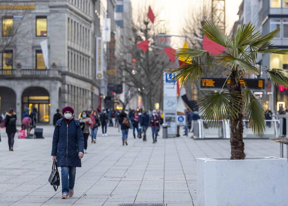 Lockdown geht in die Verlängerung. Schlossplatz Stuttgart am Abend. Flaniermeile Königstraße. 23.03.2021: DEU, Deutschland, Baden-Württemberg, Stuttgart.
