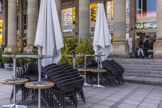 Lockdown geht in die Verlängerung. Schlossplatz Stuttgart am Abend. Wo sonst das Leben pulisert, ist trostlose Leere. Cafe Königsbau geshlossen. 23.03.2021: DEU, Deutschland, Baden-Württemberg, Stuttgart.