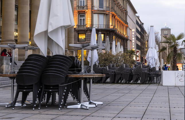 Lockdown geht in die Verlängerung. Schlossplatz Stuttgart am Abend. Wo sonst das Leben pulisert, ist trostlose Leere. Cafe Königsbau geshlossen. 23.03.2021: DEU, Deutschland, Baden-Württemberg, Stuttgart.
