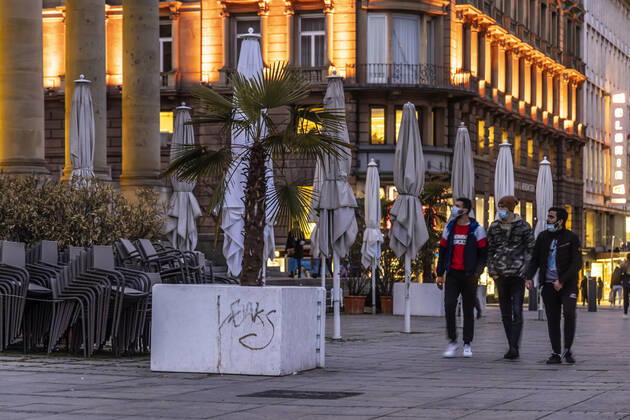 Lockdown geht in die Verlängerung. Schlossplatz Stuttgart am Abend. Wo sonst das Leben pulisert, ist trostlose Leere. Cafe Königsbau geshlossen. 23.03.2021: DEU, Deutschland, Baden-Württemberg, Stuttgart.