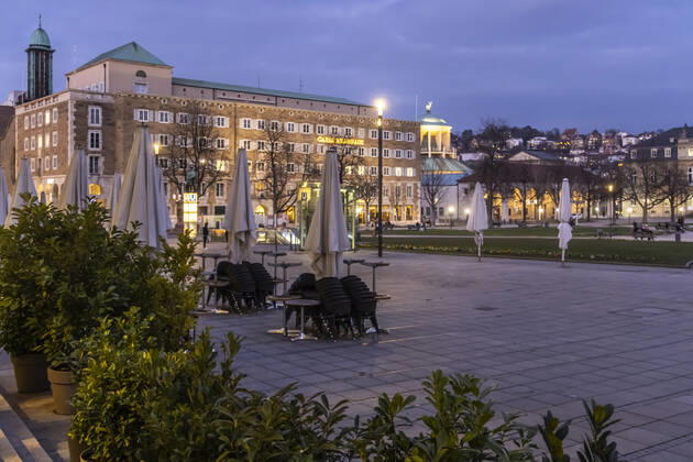 Lockdown geht in die Verlängerung. Schlossplatz Stuttgart am Abend. Wo sonst das Leben pulisert, ist trostlose Leere. Cafe Königsbau geshlossen. 23.03.2021: DEU, Deutschland, Baden-Württemberg, Stuttgart.