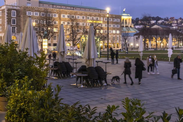 Lockdown geht in die Verlängerung. Schlossplatz Stuttgart am Abend. Wo sonst das Leben pulisert, ist trostlose Leere. Cafe Königsbau geshlossen. 23.03.2021: DEU, Deutschland, Baden-Württemberg, Stuttgart.