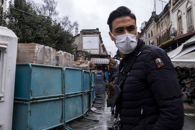 People wearing face masks walk on a street in Istanbul, Turkey, on March 23, 2021. Turkey has confirmed 30,061 deaths and 3,013,122 positive cases of the coronavirus infection in the country. ( Copyright: IhsanxSercanxOzkurnazlix-xDepoxP 17077647