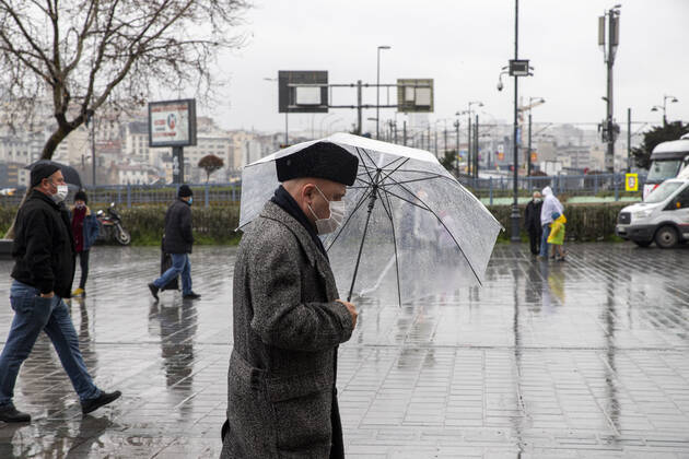 People wearing face masks walk on a street in Istanbul, Turkey, on March 23, 2021. Turkey has confirmed 30,061 deaths and 3,013,122 positive cases of the coronavirus infection in the country. ( Copyright: MinexTozx-xDepoxPhotos 17077772