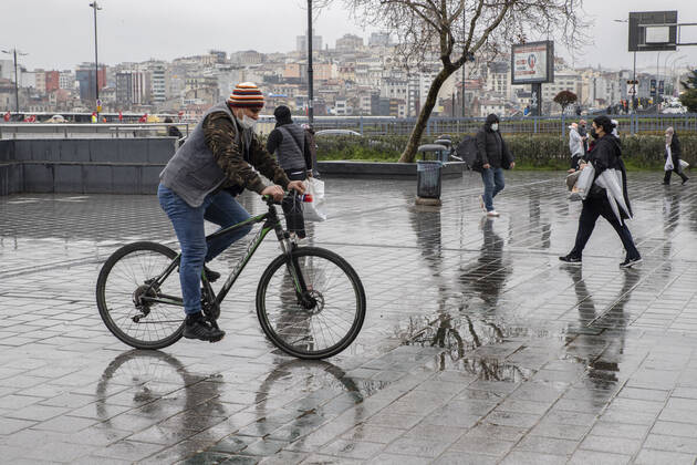 People wearing face masks walk on a street in Istanbul, Turkey, on March 23, 2021. Turkey has confirmed 30,061 deaths and 3,013,122 positive cases of the coronavirus infection in the country. ( Copyright: MinexTozx-xDepoxPhotos 17077774