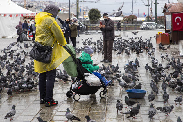 People wearing face masks walk on a street in Istanbul, Turkey, on March 23, 2021. Turkey has confirmed 30,061 deaths and 3,013,122 positive cases of the coronavirus infection in the country. ( Copyright: MinexTozx-xDepoxPhotos 17077810