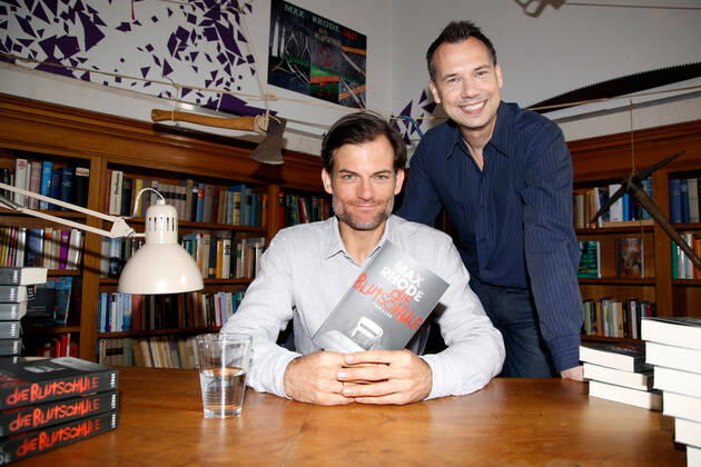 Torben Liebrecht und Sebastian Fitzek beim Set-Termin des RTL-Films Das Joshua-Profil in der Karl-Marx Buchhandlung in Berlin. Copyright: xEventpressxGolejewskix