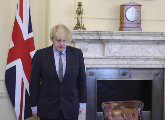 News Bilder des Tages (210324) -- LONDON, March 24, 2021 -- British Prime Minister Boris Johnson observes one minute s silence for National Day of Reflection at 10 Downing Street in London, Britain, on March 23, 2021. Britain on Tuesday marked one year since British Prime Minister Boris Johnson announced the first coronavirus lockdown in the country last year. On March 23, 2020, Johnson unveiled measures to stop the spread of COVID-19. A national minute s silence was held at midday as part of a day of reflection. Britons are also encouraged to stand on their doorsteps at 2000 GMT with phones, candles and torches to remember the past year. ( Handout via Xinhua) BRITAIN-LONDON-COVID-19-NATIONAL DAY OF REFLECTION AndrewxParsons Nox10xDowningxStreet 