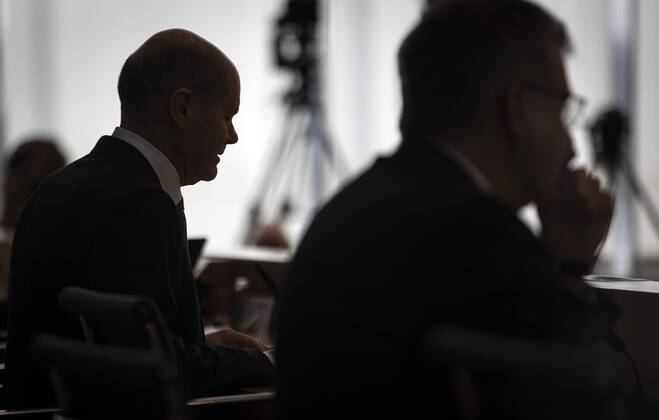 Bundesfinanzminister Olaf Scholz (L), SPD, und Staatssekretaer Werner Gatzer in der Bundespressekonferenz. Berlin, 24.03.2021, Berlin Deutschland