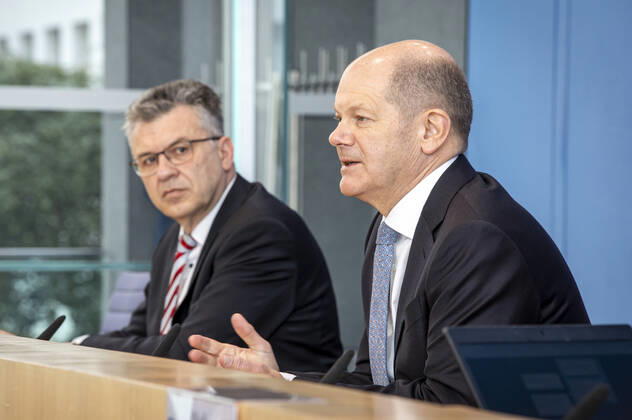 Bundesfinanzminister Olaf Scholz (R), SPD, und Staatssekretaer Werner Gatzer in der Bundespressekonferenz. Berlin, 24.03.2021, Berlin Deutschland