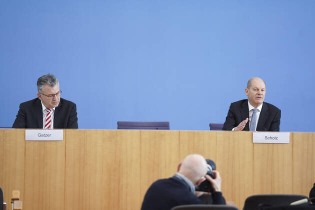 Bundespressekonfereenz, Eckwerte des Bundeshaushalts 2022 und Finanzplan 2025 mit Bundesfinanzminister Scholz Aktuell, 24.03.2021, Berlin, Bundespressekonferenz, Olaf Scholz, der deutsche Finanzminister gemeinsam mit Staatssekretaer Werner Gatzer bei der Vorstellung der Eckwerte des Bundeshaushalts 2022 und Finanzplan bis 2025 Berlin Berlin Deutschland