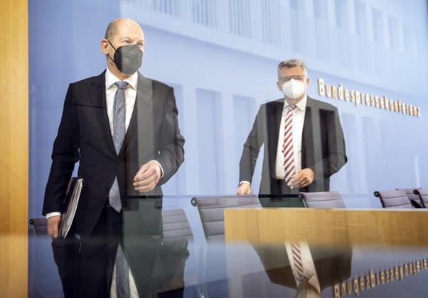 Bundesfinanzminister Olaf Scholz (L), SPD, und Staatssekretaer Werner Gatzer in der Bundespressekonferenz. Berlin, 24.03.2021, Berlin Deutschland
