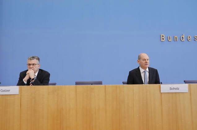 Staatssekretär Werner Gatzer, BMF, Bundesminister der Finanzen Olaf Scholz, Deutschland, Berlin, Bundespressekonferenz, Thema: Eckwerte des Bundeshaushalts 2022 und des Finanzplans bis 2025