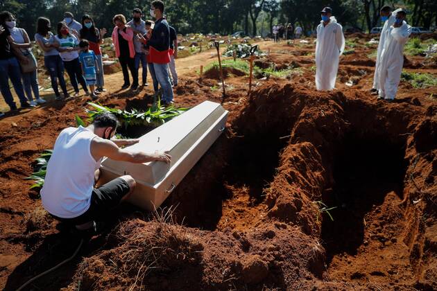 SAO PAULO (BRAZIL), 03 24 2021.- Workers place a coffin inside a grave in the Vila Formosa cemetery, in Sao Paulo, Brazil, 24 March 2021. The president of Brazil, Jair Bolsonaro, announced on Wednesday the creation for the first time of a national committee to combat the coronavirus pandemic at a time when the country is close to 300,000 deaths from covid-19, after surpassing the mark of 3,000 deaths a day. EFE Fernando Bizerra Bolsonaro announces committee to combat covid at worst pandemic moment !ACHTUNG: NUR REDAKTIONELLE NUTZUNG!  Copyright: xFernandoxBizerrax AME5093 20210324-637522025593795016